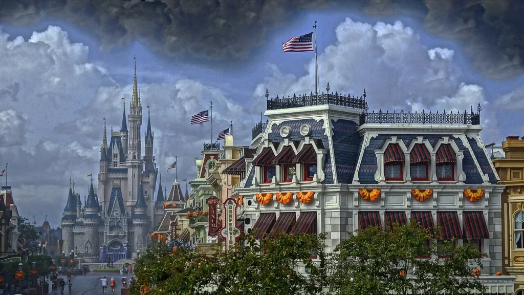 Nubes oscuras de tormenta sobre Main Street, U.S.A. y el Castillo de Cenicienta en Magic Kingdom en Orlando