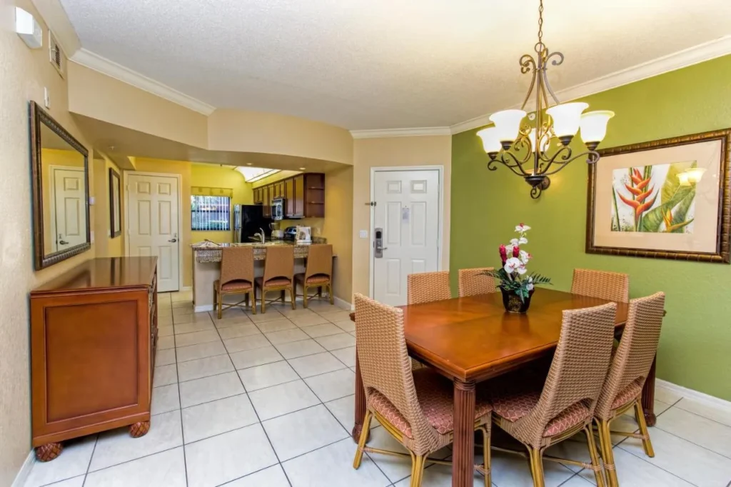 Mesa de comedor para seis personas junto a la cocina en una villa en Westgate Lakes Resort