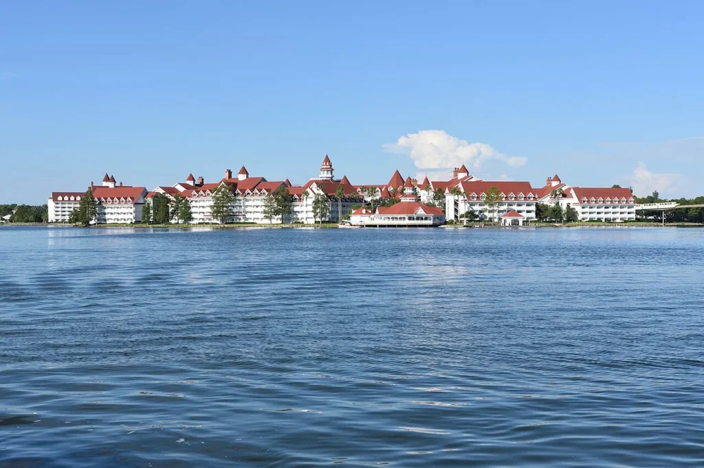 Disney's Grand Floridian Resort & Spa visto a través de Seven Seas Lagoon, con un monorraíl a la derecha