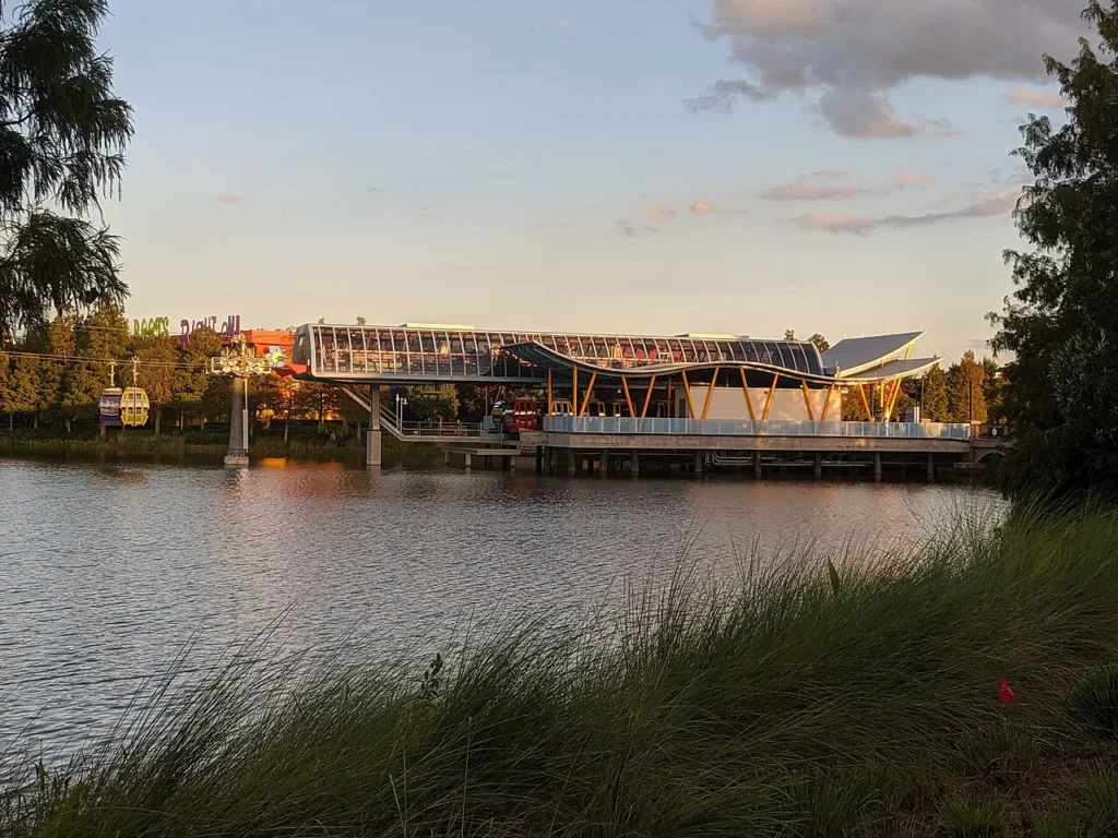 Estación Disney Skyliner compartida por Pop Century y Art of Animation en Hourglass Lake