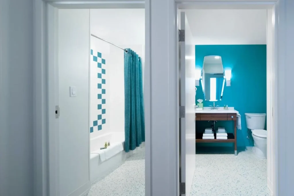 Cuarto de ba&ntilde;o dividido con una habitaci&oacute;n de ba&ntilde;era separada y un tocador y aseo en Cabana Bay Beach Resort
