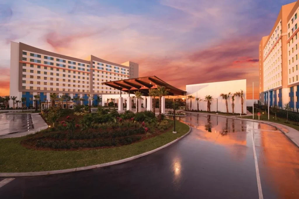 Dockside Inn y Suites unidad de entrada y torres al atardecer, Universal Endless Summer Resort