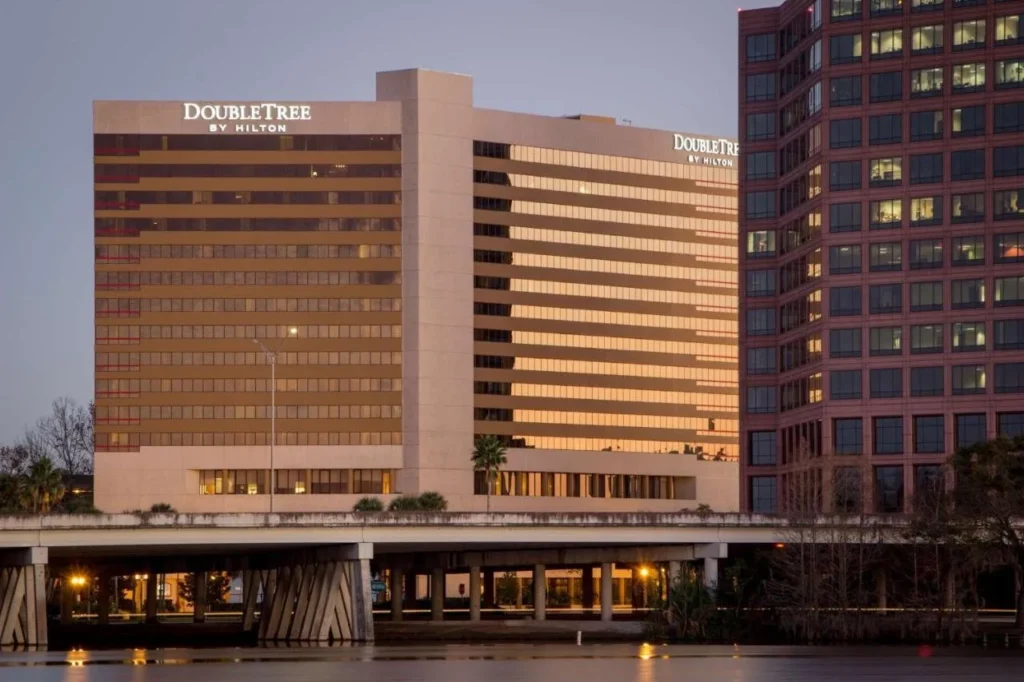 DoubleTree by Hilton Orlando Torre del centro al atardecer, vista al otro lado del lago Ivanhoe y la I-4