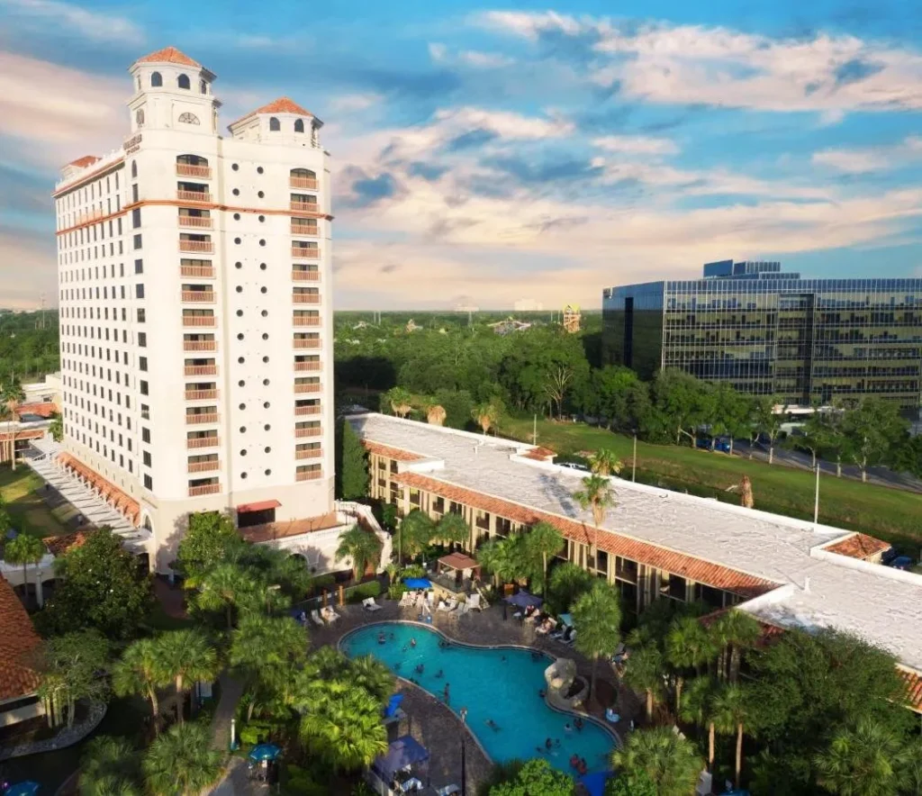 DoubleTree by Hilton Orlando Theme Park Resort torre y ala de jardín alrededor de la piscina al aire libre