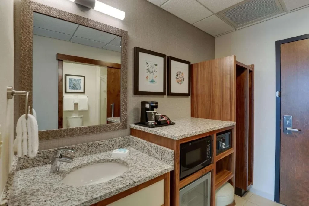 Drury Plaza Hotel Orlando habitación vanidad con microondas, mini nevera, cafetera y caja fuerte