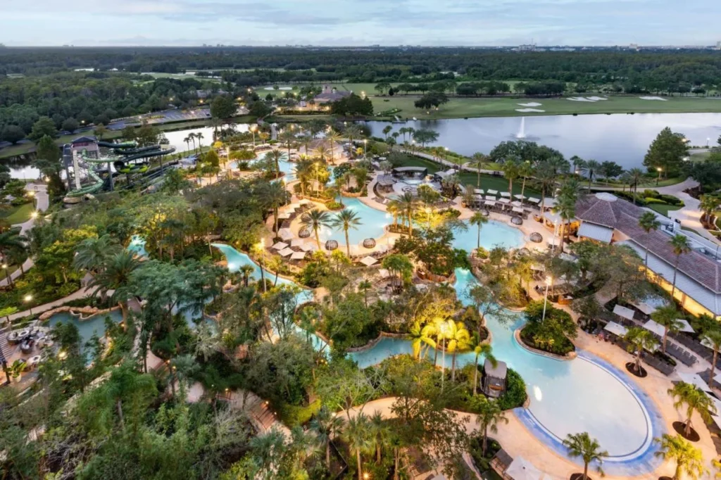 Anochecer vista aérea del río lento y piscinas en JW Marriott Orlando Grande Lakes
