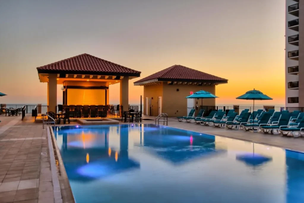 Edge Hotel Clearwater Beach cubierta de la piscina y pabell&oacute;n de bar con techo de baldosas al atardecer