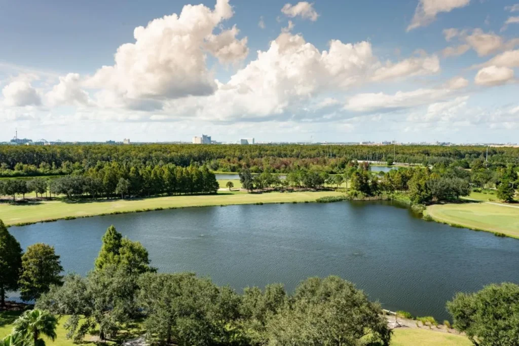 Vista elevada de un lago y calles de golf en el Ritz-Carlton Orlando Grande Lakes