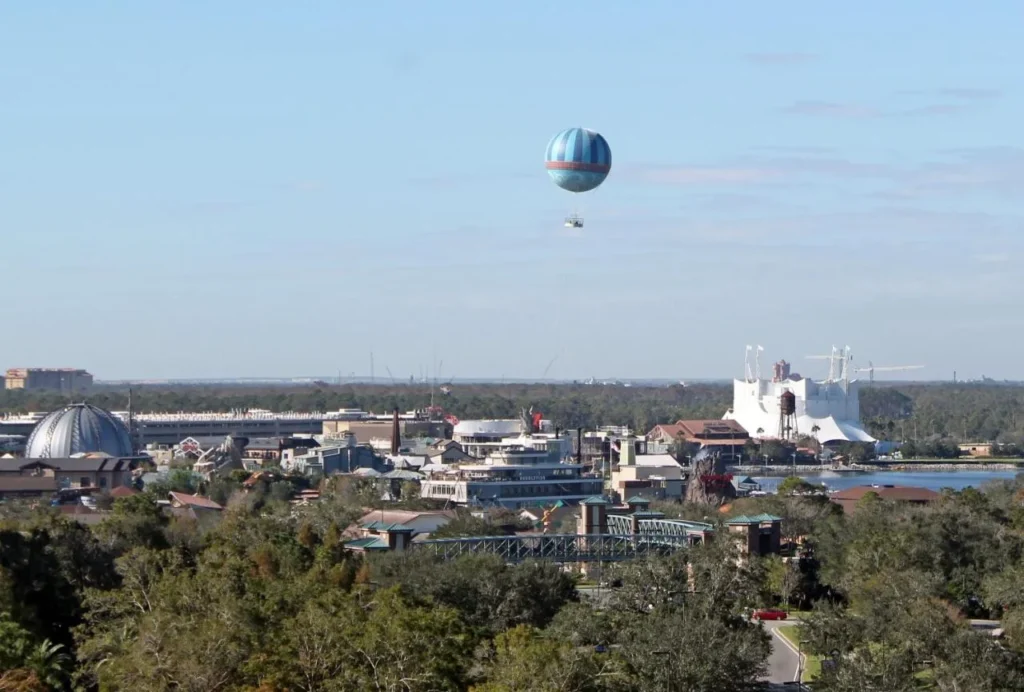 Vista elevada sobre Disney Springs y su globo, desde el Holiday Inn Orlando Disney Springs