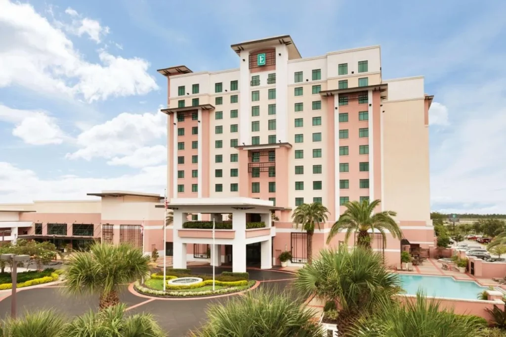 Embassy Suites by Hilton Orlando Lake Buena Vista South torre, entrada y piscina al aire libre