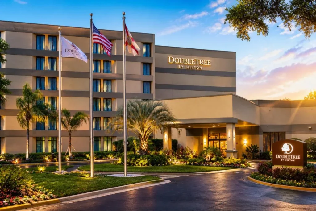 Entrada y astas frente al DoubleTree by Hilton Hotel Orlando East-UCF Área al atardecer
