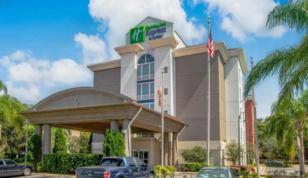 Entrance canopy and five-story building of Holiday Inn Express & Suites Orlando - Apopka