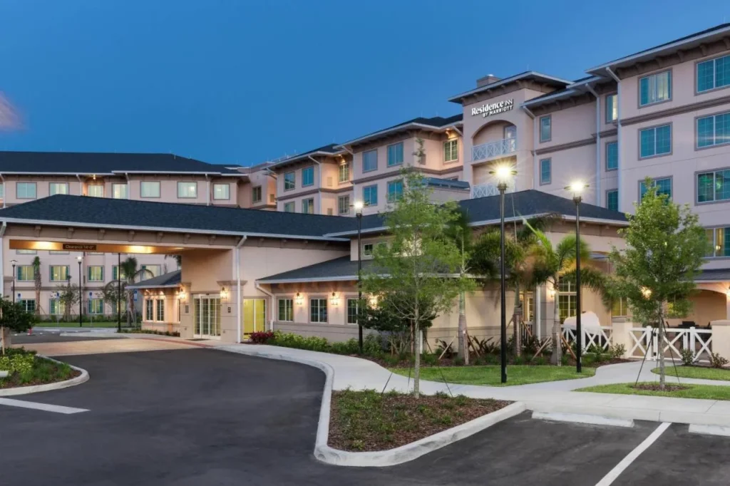 Canopy de entrada y edificio de hotel al atardecer en Residence Inn by Marriott Near Universal Orlando