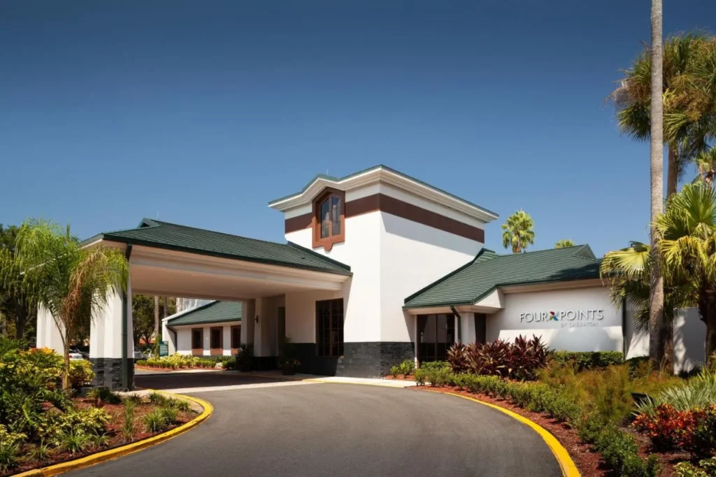 Canopy de entrada y entrada ajardinada en el Four Points by Sheraton Orlando Convention Center