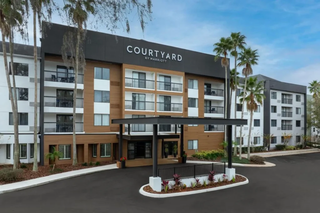 Canopy de entrada, palmeras y alas con balcon de Courtyard by Marriott Orlando East/UCF Área