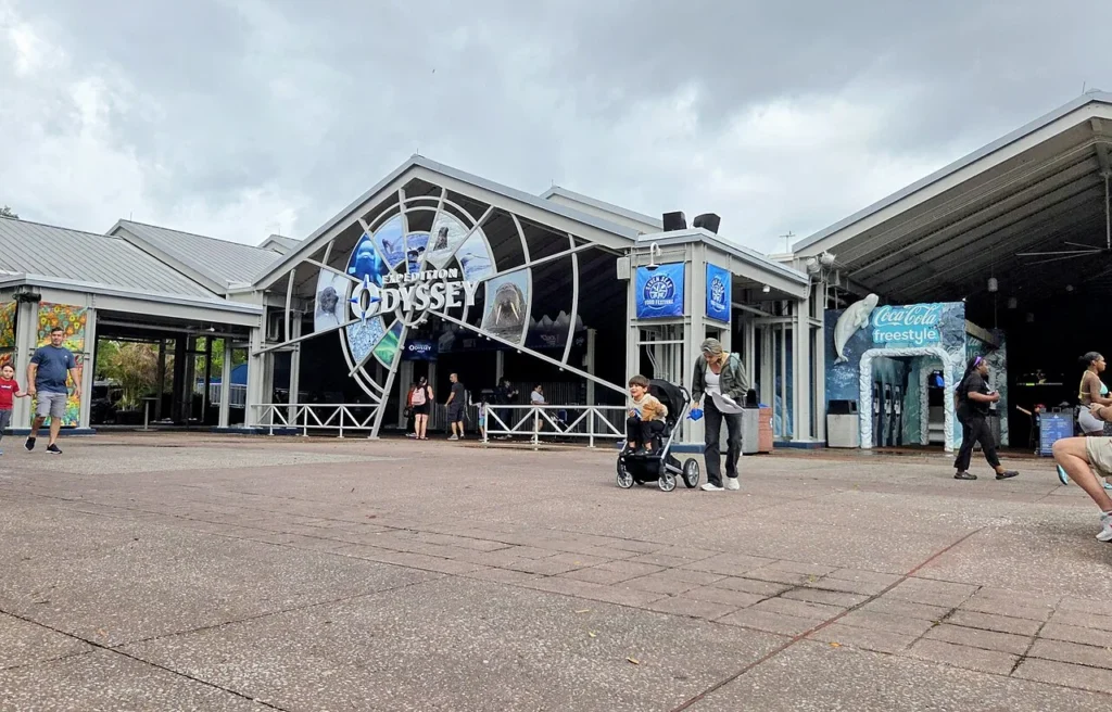 Entrada a Expedition Odyssey con su signo animal &aacute;rtico en un d&iacute;a nublado en SeaWorld Orlando