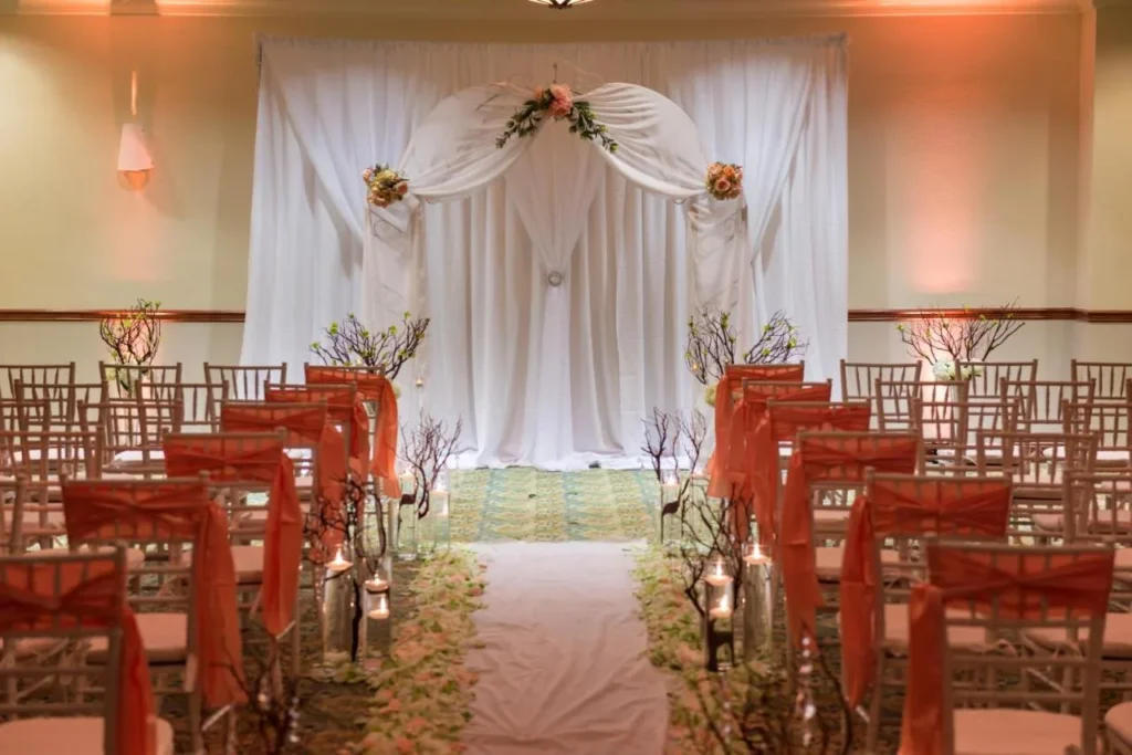 Salón de eventos listo para una ceremonia de boda en Holiday Inn & Suites Orlando SW Celebration Area