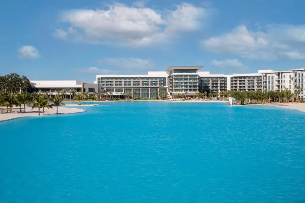 Laguna de Evermore Bay frente a los edificios del hotel Conrad Orlando en un día soleado