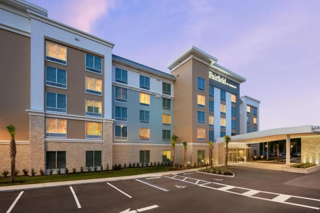 Entrada exterior y cubierta de Fairfield Inn & Suites Orlando at Millenia al atardecer