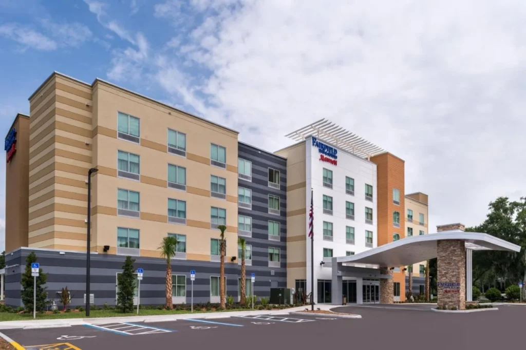 Exterior y entrada cubierta de Fairfield Inn & Suites Orlando East/UCF Área bajo un cielo azul