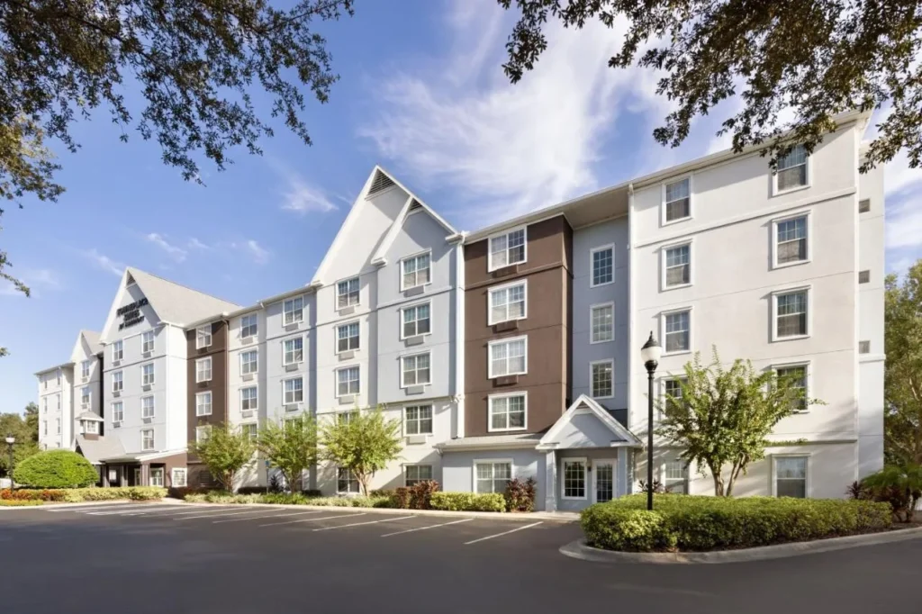 Exterior y estacionamiento de TownePlace Suites Orlando East/UCF Área bajo un cielo azul