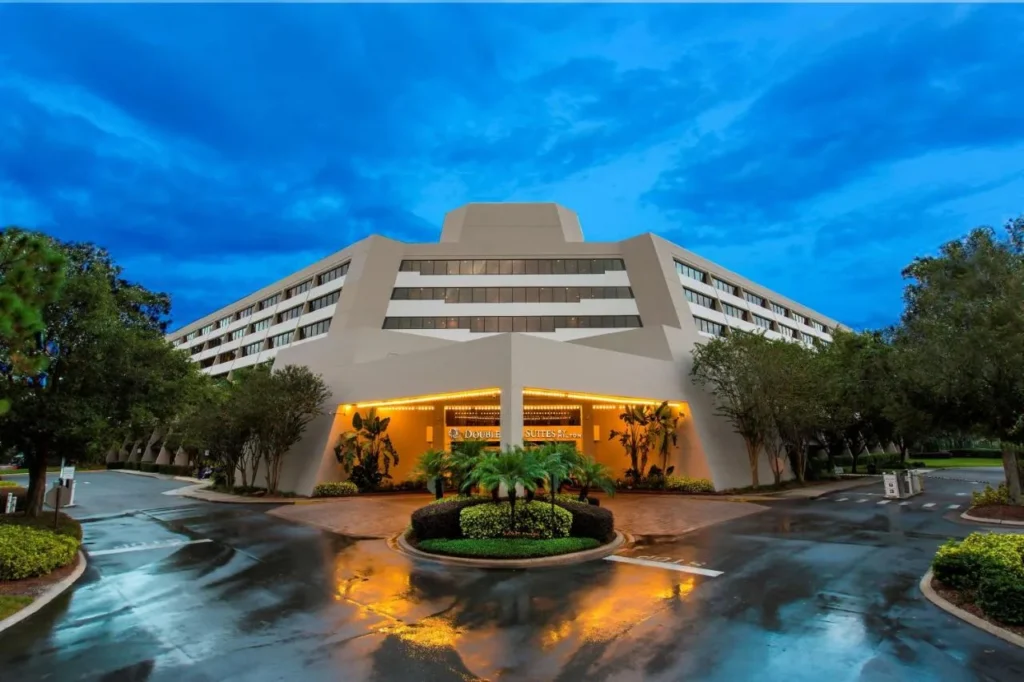Entrada exterior y porte-cochere de DoubleTree Suites by Hilton Orlando at Disney Springs al atardecer