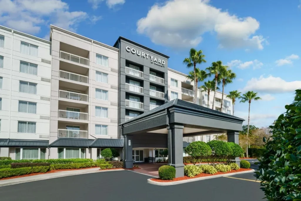 Exterior, palm trees and covered entrance of Courtyard by Marriott Orlando Downtown