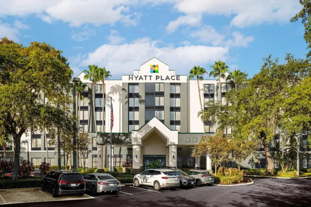 Exterior con palmeras y estacionamiento delantero en Hyatt Place Tampa/Busch Gardens