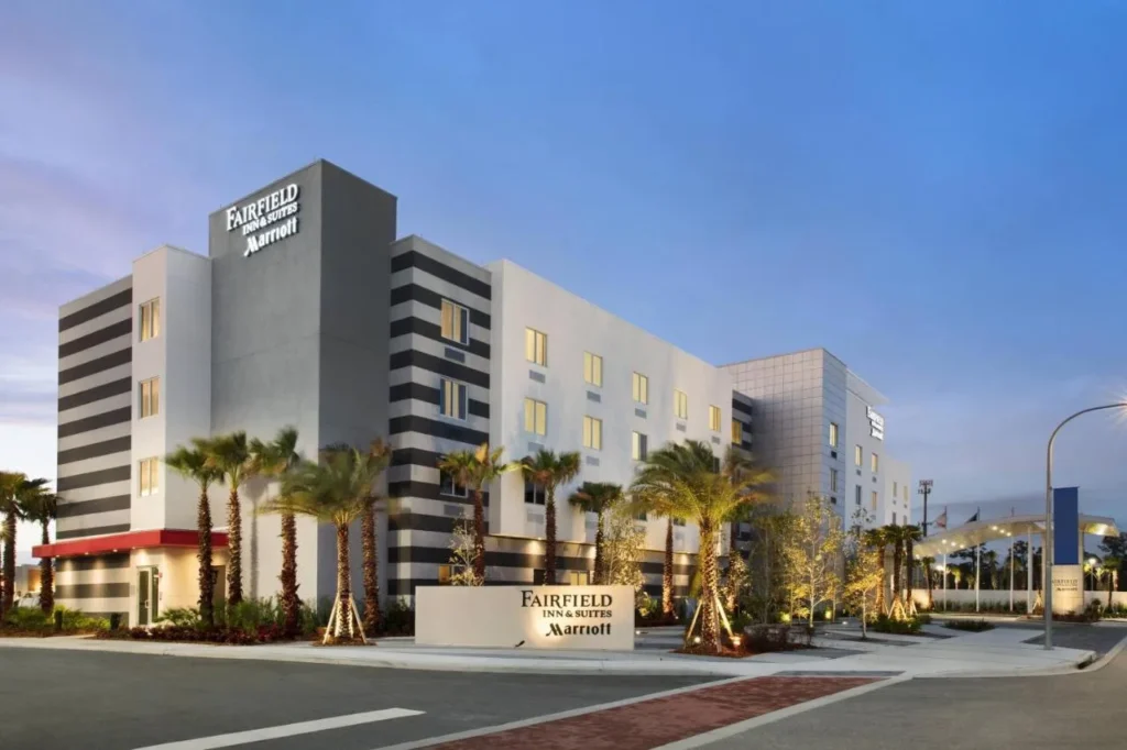 Fairfield Inn and Suites Daytona Beach Speedway / Aeropuerto exterior al atardecer con palmeras