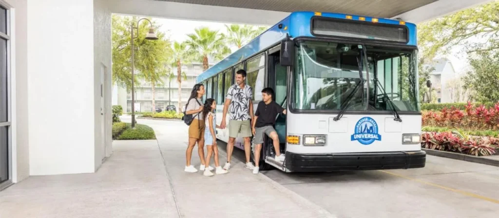 Familiar abordando el autob&uacute;s de Universal Partner Hotel bajo el dosel en Avanti International Resort