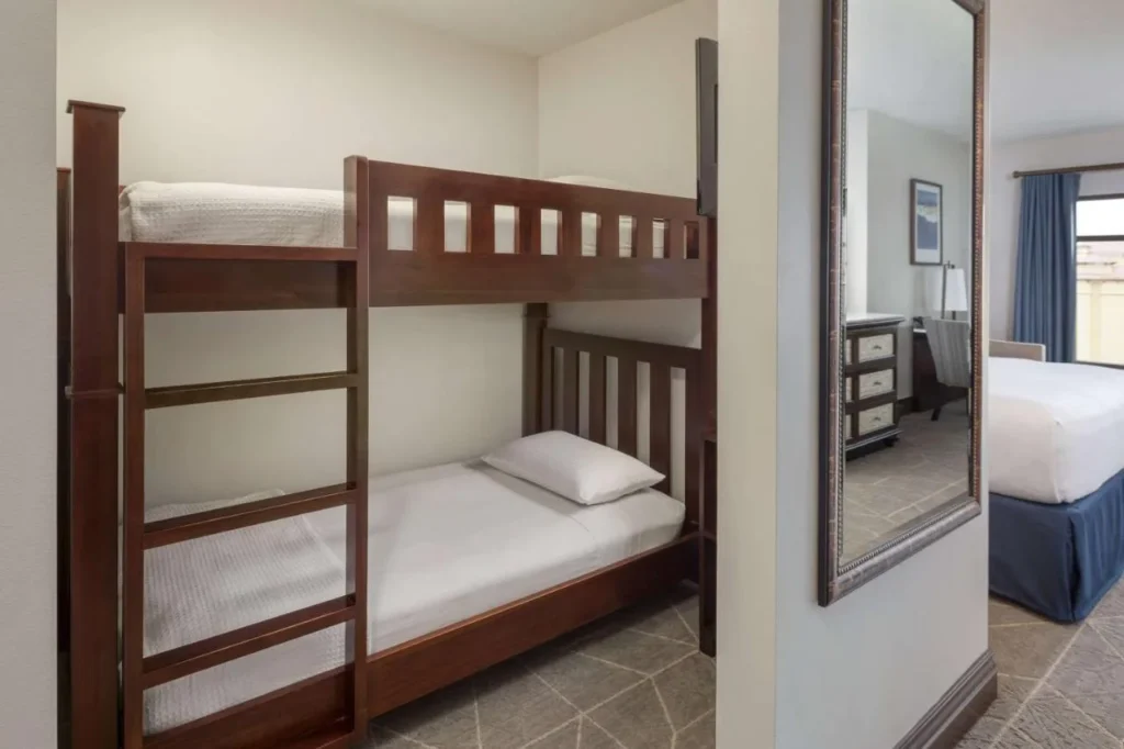 Habitación familiar con literas de madera en Wyndham Grand Orlando Resort Bonnet Creek