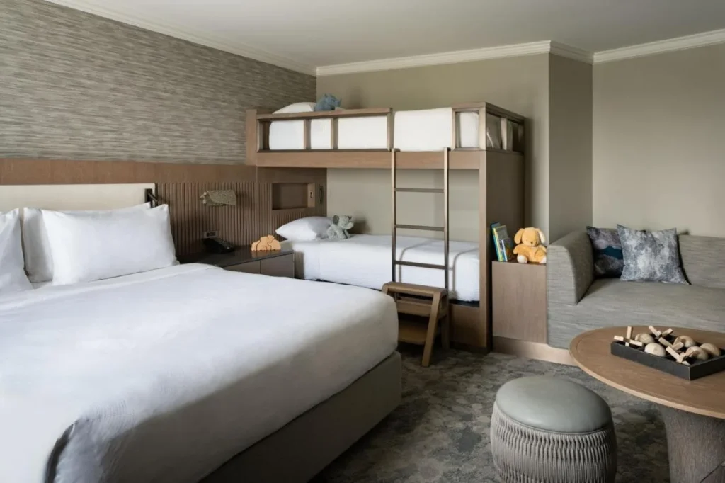 Habitaci&oacute;n familiar con literas y una cama grande en el JW Marriott Orlando Grande Lakes