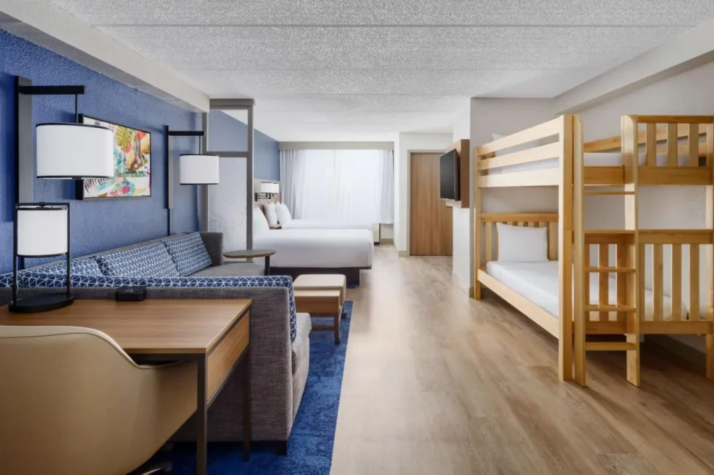 Habitación familiar con dos camas queen, sofá y literas en Hyatt Place across from Universal