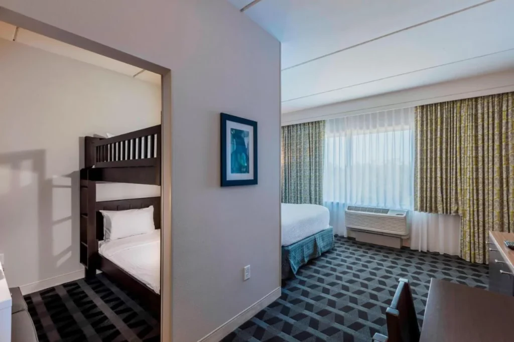 Suite familiar con rinc&oacute;n para literas en TownePlace Suites Orlando at SeaWorld