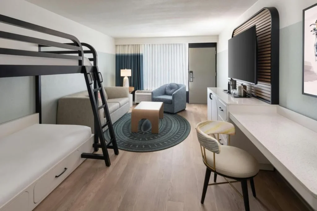Suite familiar con litera, sofá y sillón en Sheraton Lake Buena Vista Resort