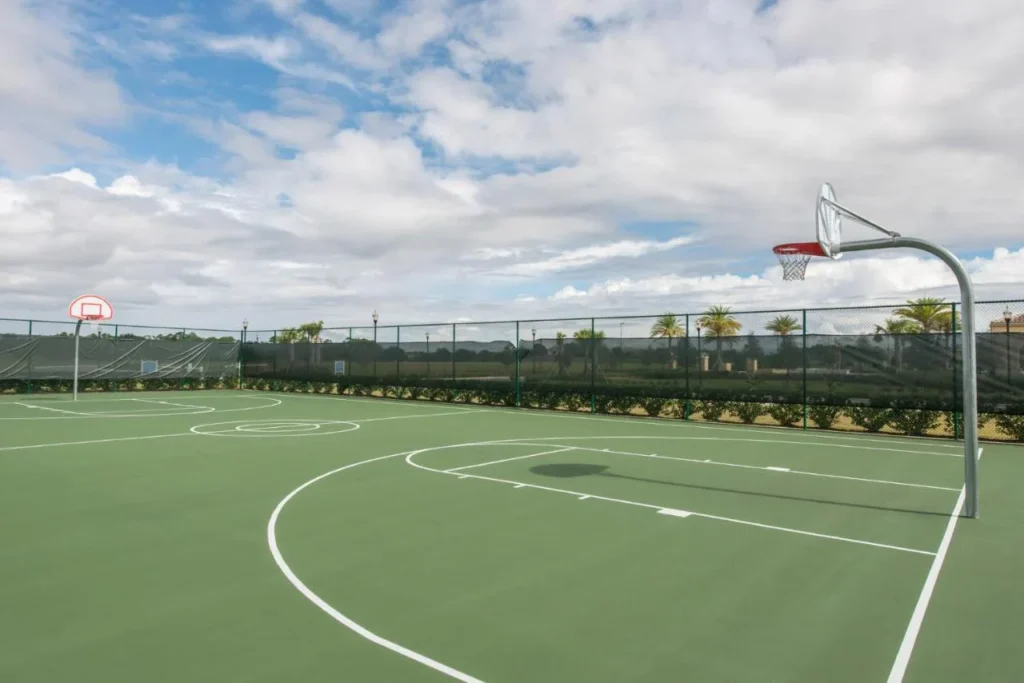 Cancha de baloncesto al aire libre cercada con dos aros en Omni Orlando Resort at ChampionsGate