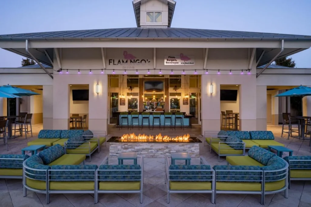 Pito de fuego y asientos lounge fuera del bar de Flamingo en el SpringHill Suites Orlando at Flamingo Crossings