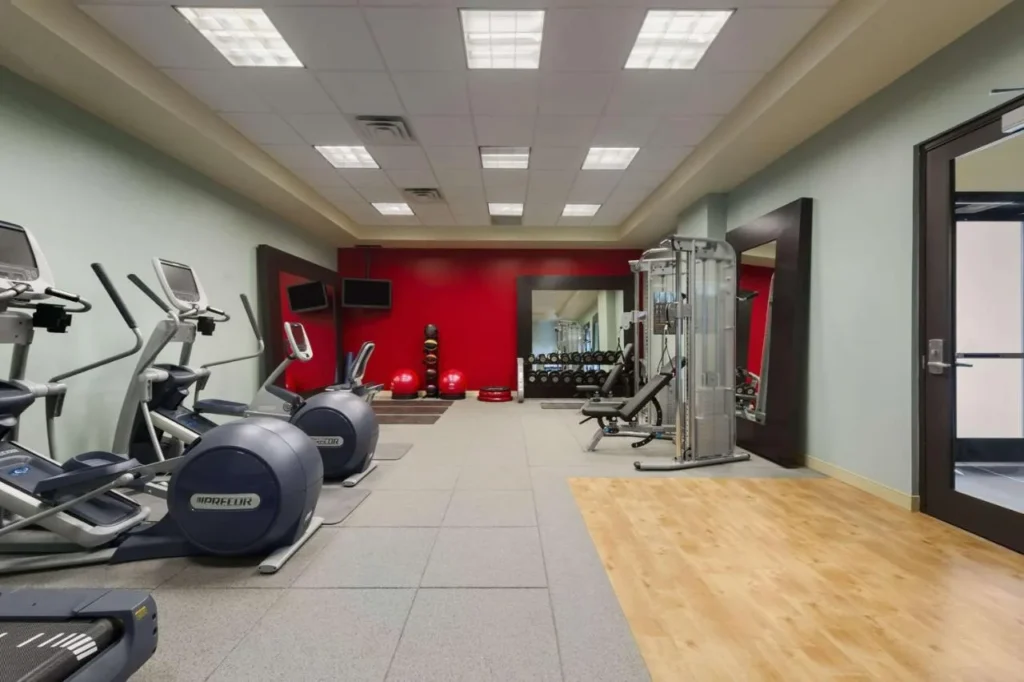 Gimnasio con m&aacute;quinas de cardio y pesas libres en Embassy Suites Lake Buena Vista South