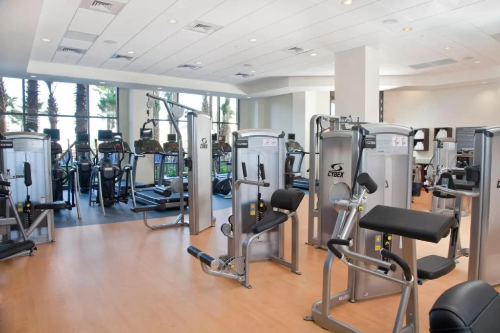 Gimnasio con máquinas de cardio y equipos de pesas en Wyndham Grand Orlando Bonnet Creek