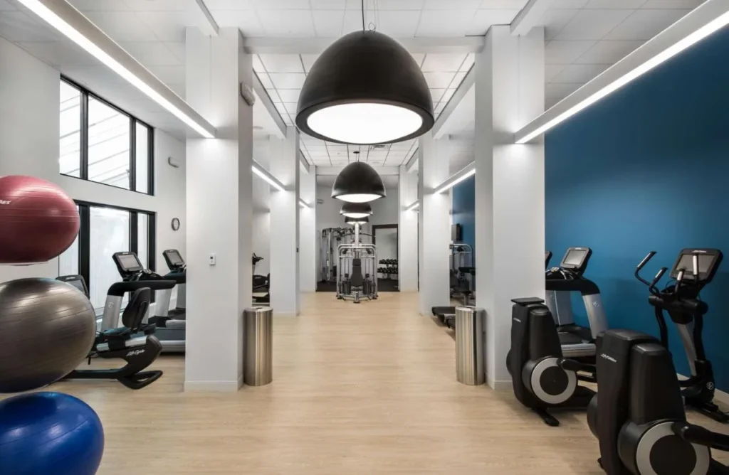 Gimnasio con m&aacute;quinas de cardio, pelotas de ejercicio y estaci&oacute;n de pesas en Hilton Orlando Buena Vista Palace