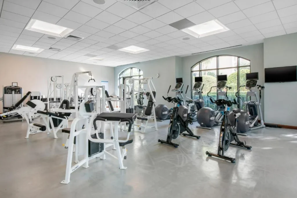 Gimnasio con m&aacute;quinas de pesas Cybex, bicicletas de spinning y el&iacute;pticas en Omni Orlando Resort at ChampionsGate