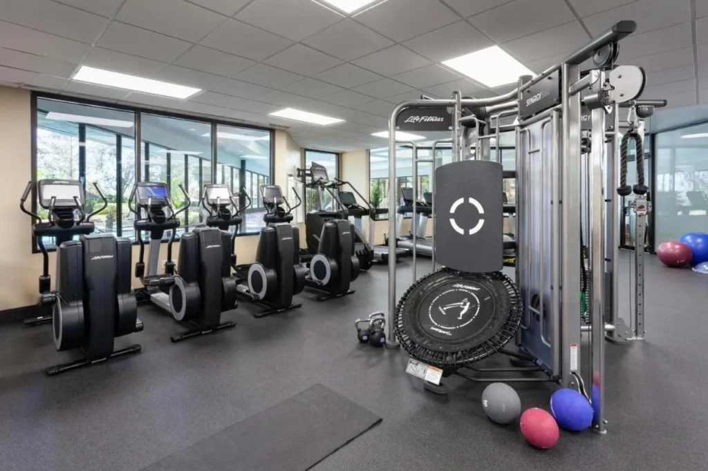 Gimnasio con m&aacute;quinas el&iacute;pticas y un equipo de entrenamiento funcional en el Marriott Orlando Airport Lakeside