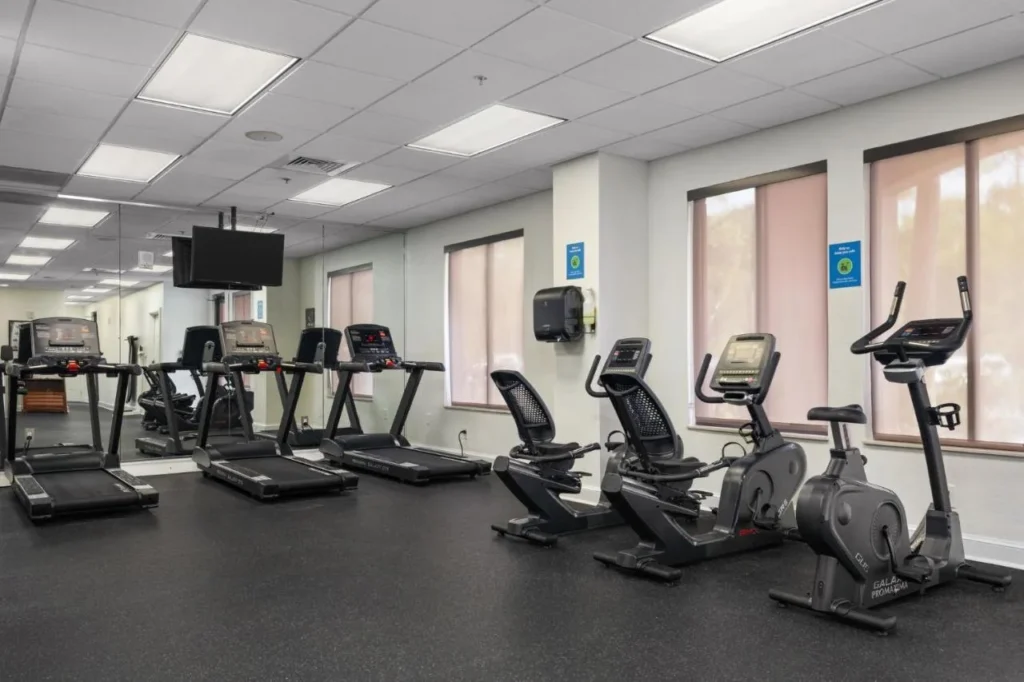 Gimnasio con cintas de correr y bicicletas est&aacute;ticas en Club Wyndham Bonnet Creek