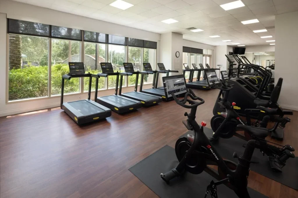 Gimnasio con cintas de correr y bicicletas Peloton en Signia by Hilton Orlando Bonnet Creek
