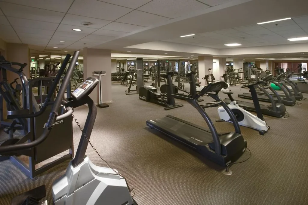 Gimnasio con cintas de correr, bicicletas y m&aacute;quinas de pesas en Loews Royal Pacific Resort