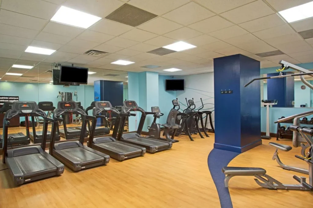 Gimnasio con cintas de correr, el&iacute;pticas y una m&aacute;quina de pesas en Wyndham Lake Buena Vista
