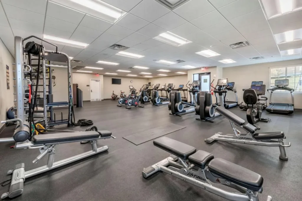 Gimnasio con bancos de pesas, soporte para cable, cintas de correr y bicicletas en Mystic Dunes Resort