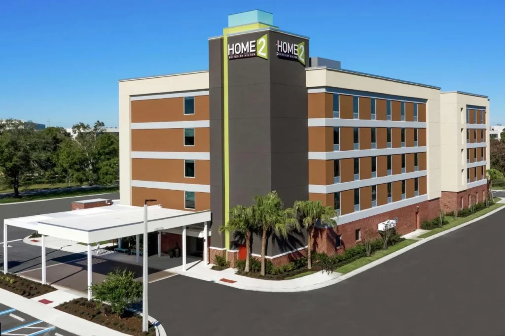 Exterior de cinco pisos y bajada cubierta de Home2 Suites by Hilton Orlando Near UCF
