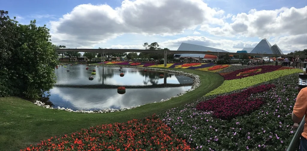 Camas de flores, un estanque reflectante y el monorraíl en EPCOT durante el Festival de Flores y Jardines