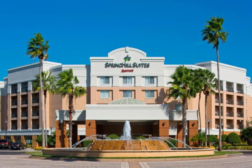 Fuente y entrada principal del SpringHill Suites Orlando Lake Buena Vista en el Marriott Village